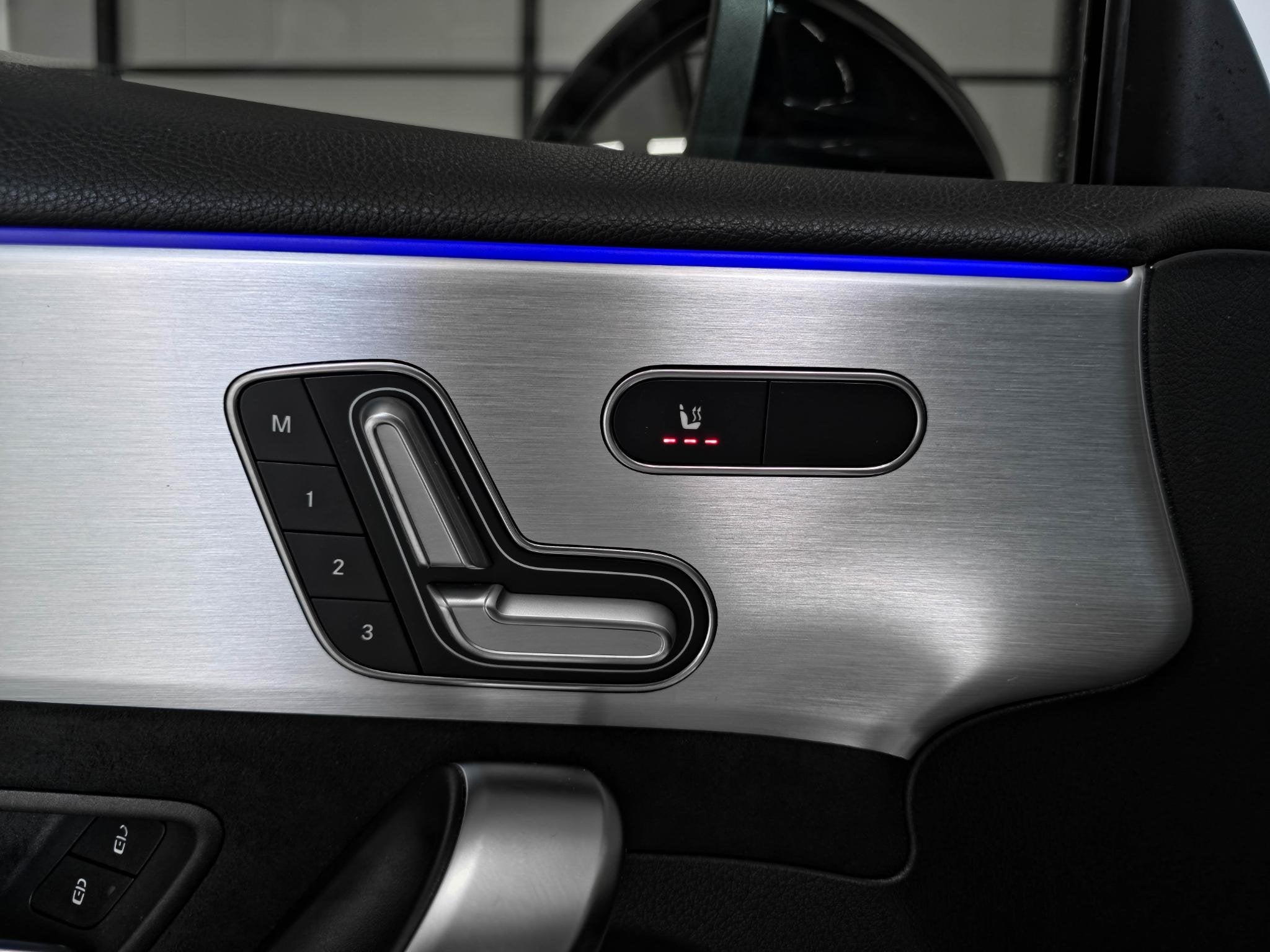 Foto 8 van Mercedes-Benz A-klasse 180 AMG | Burmester | Panoramadak | M