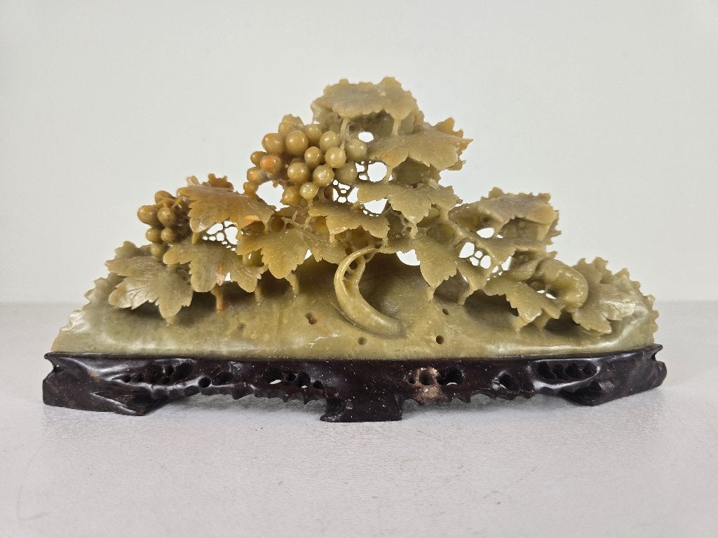 Vruchtdragende druivenrank, speksteen, China, ca. 1930, Ophalen of Verzenden