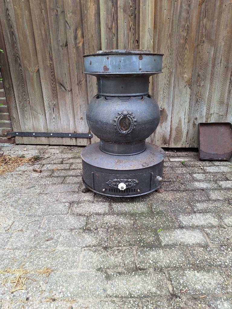 Antieke gietijzeren potkachel, Huis en Inrichting, Kachels, Gebruikt, Vrijstaand, Potkachel, Hout, Ophalen
