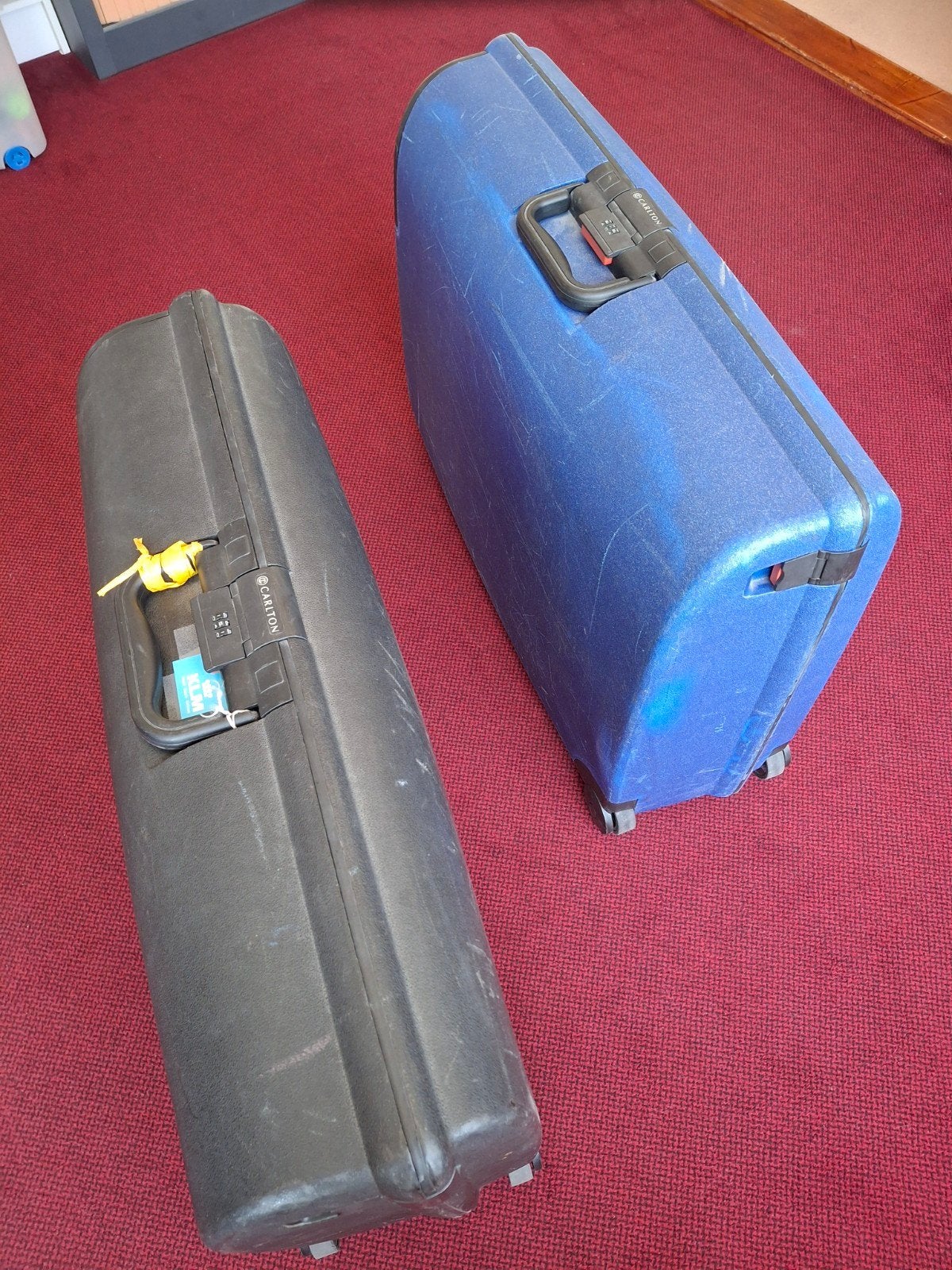 2 grote Carlton koffers, blauw en zwart, Gebruikt, Hard kunststof, 70 cm of meer, 55 cm of meer