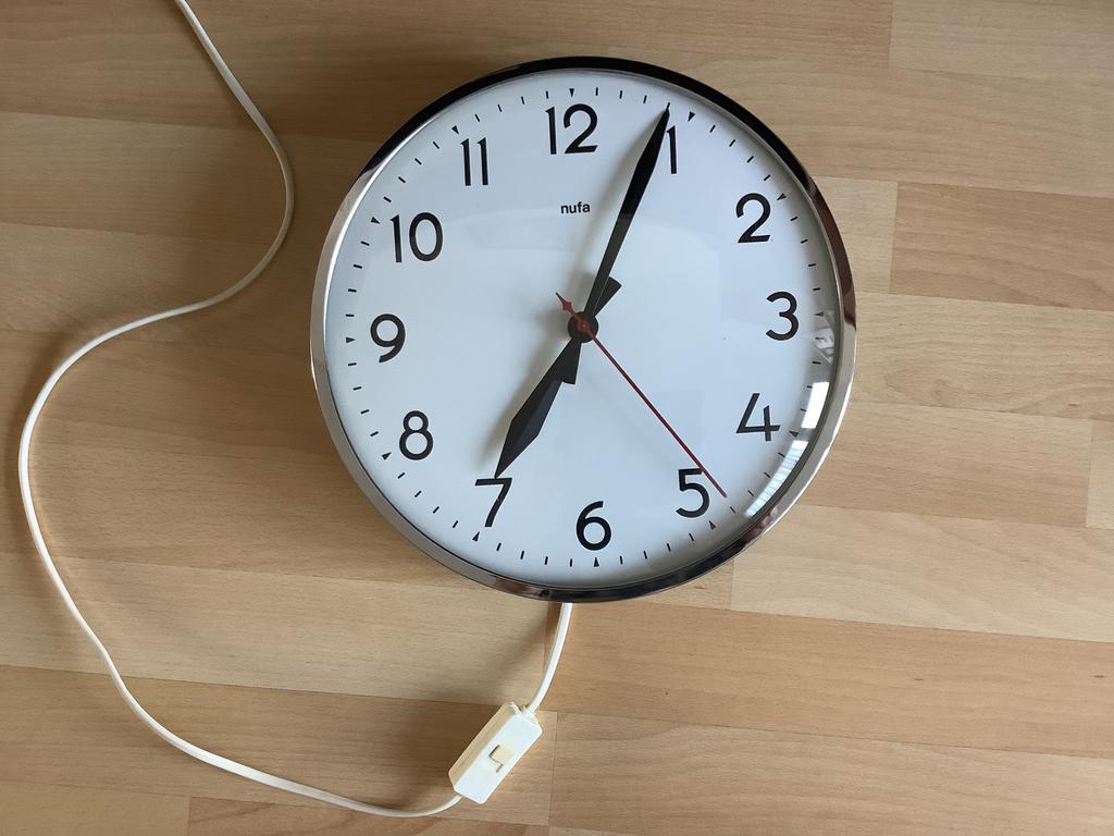 nufa elektr. synchroonklok stationsklok schoolklok , loopt, Ophalen, Zo goed als nieuw, Analoog, Wandklok