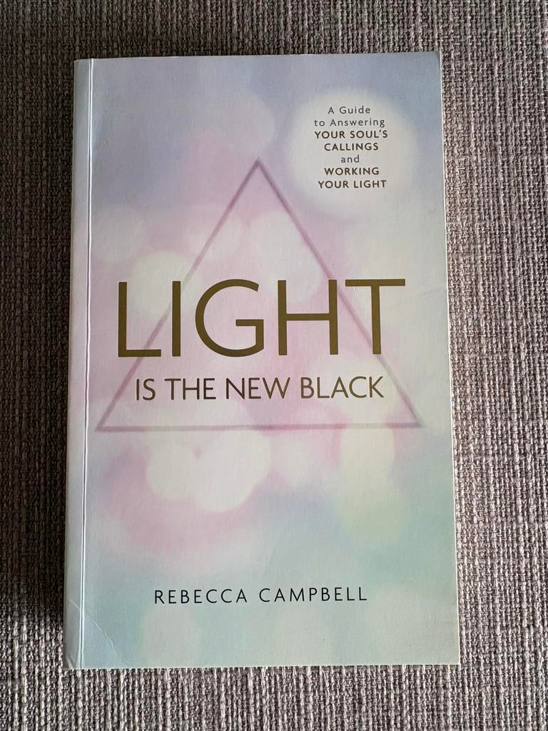 Light is the new black - Rebecca Campbell, Boeken, Ophalen of Verzenden, Zo goed als nieuw, Spiritualiteit algemeen, Overige typen