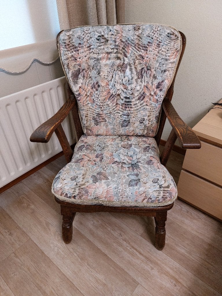 Leunstoel in nette staat - hout met losse kussens, Huis en Inrichting, Stoelen, Ophalen, Gebruikt, Overige kleuren, Eén