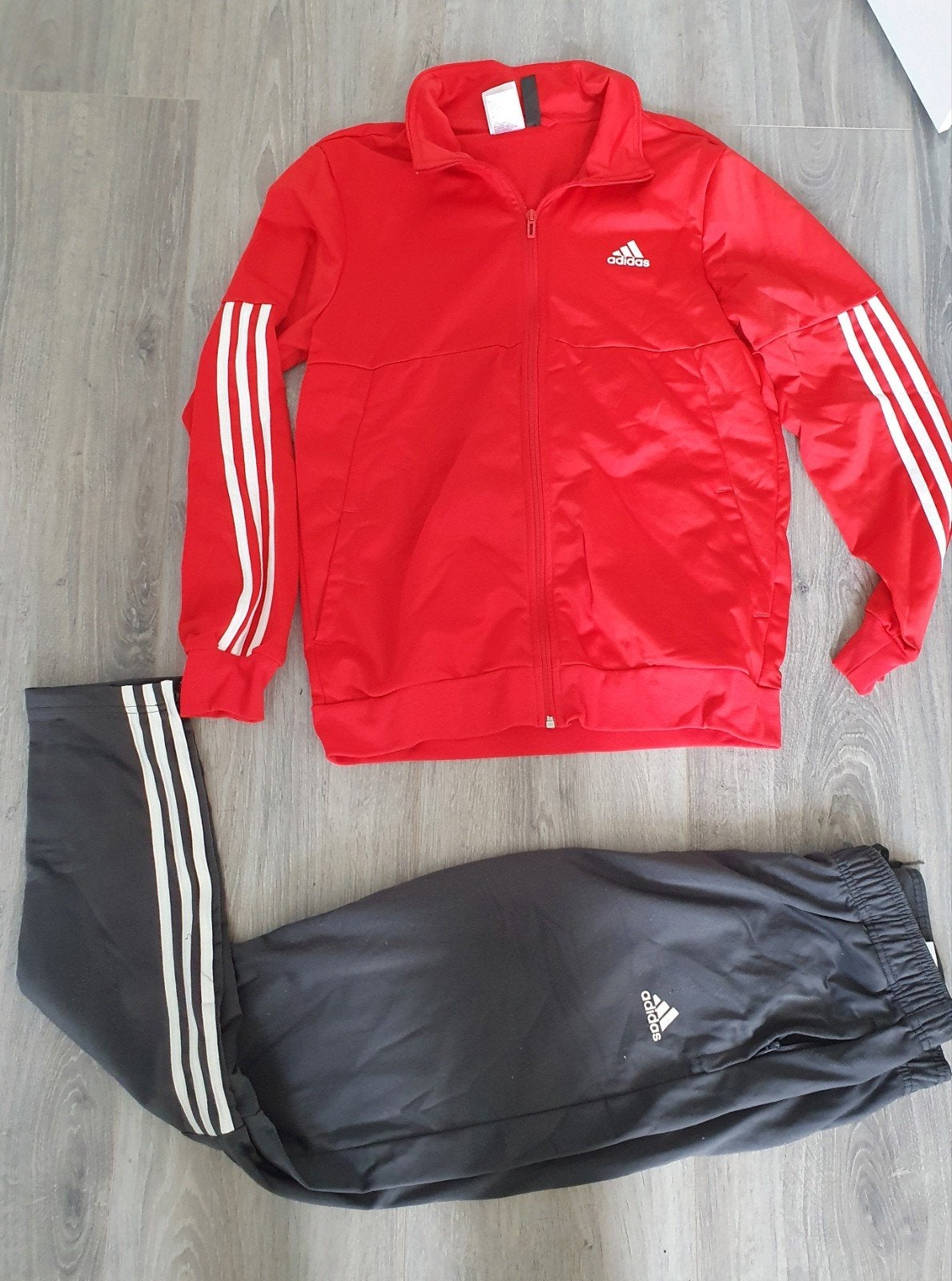 Adidas trainingspak rood/grijs - maat XL (15-16 jaar) 176, Kinderen en Baby's, Adidas, Gebruikt, Jongen of Meisje, Sport- of Zwemkleding