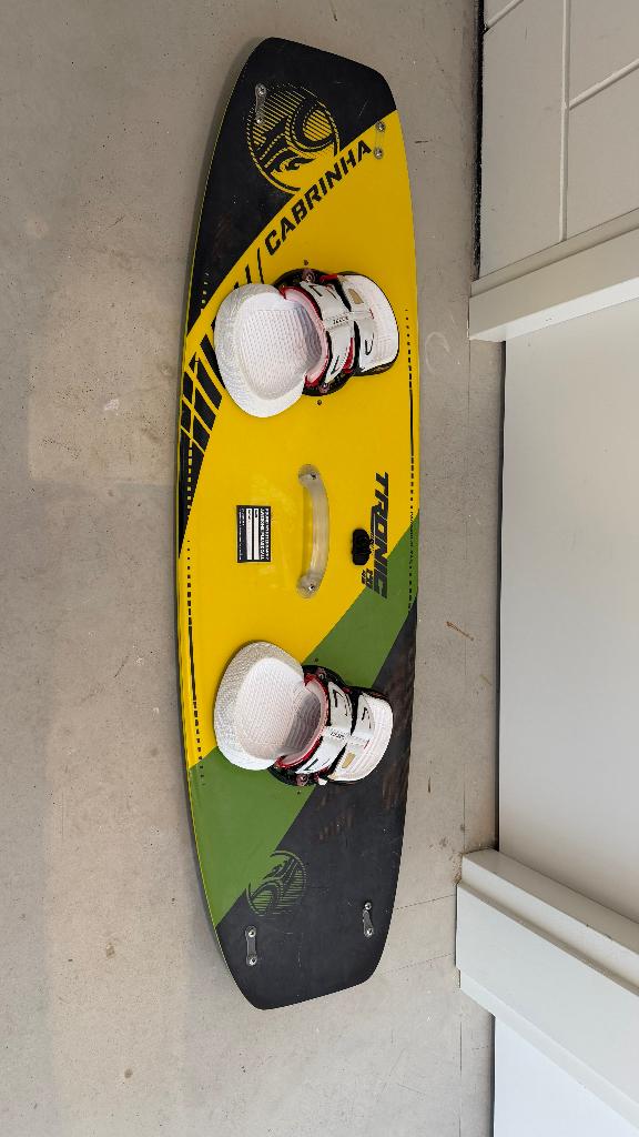 Kiteboard Cabrinha Tronic 141x42 — betrouwbaar, goede staat, Watersport en Boten, Kitesurfen, Ophalen, Gebruikt, Twintip, Kiteboard