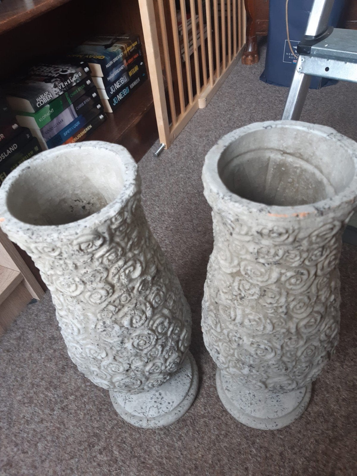 Set van 2 decoratieve vazen met rozenreliëf, Huis en Inrichting, Woonaccessoires | Vazen, Ophalen of Verzenden