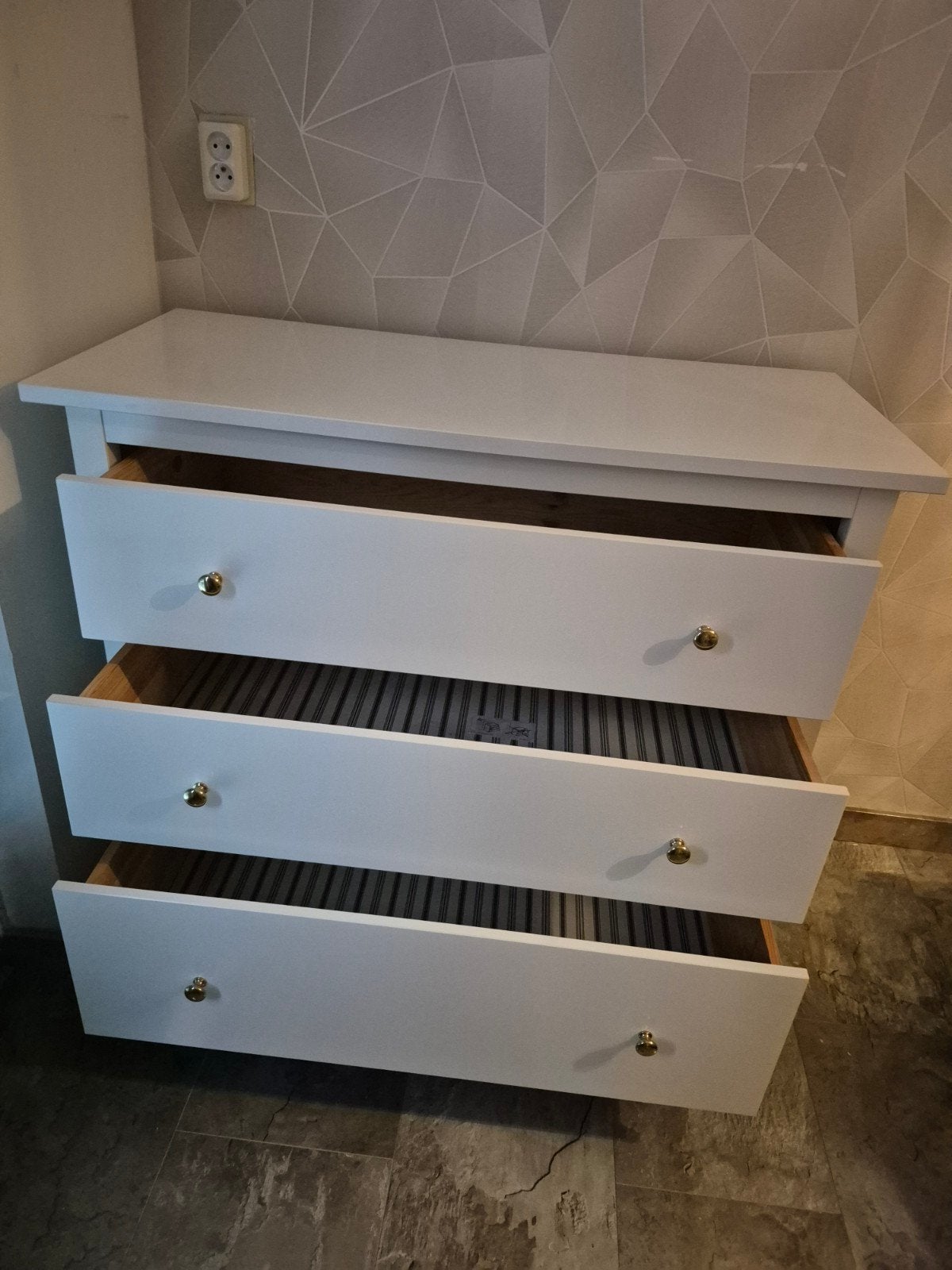 Witte ladekast met 3 laden en gouden knoppen, Ophalen