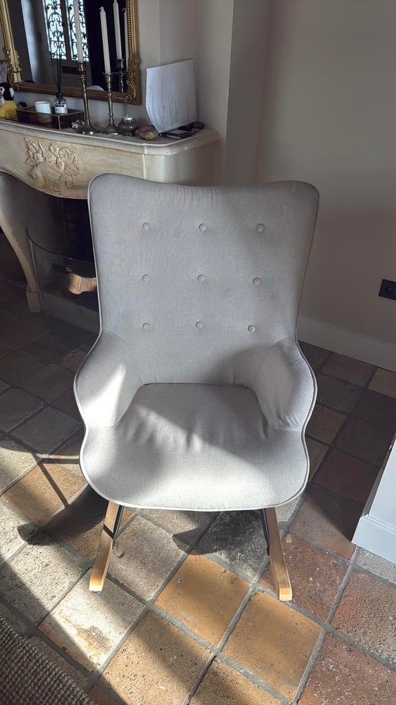 Mooie moderne schommelstoel / relaxstoel, Huis en Inrichting, Fauteuils, Ophalen, Minder dan 75 cm, 125 cm of meer, Zo goed als nieuw