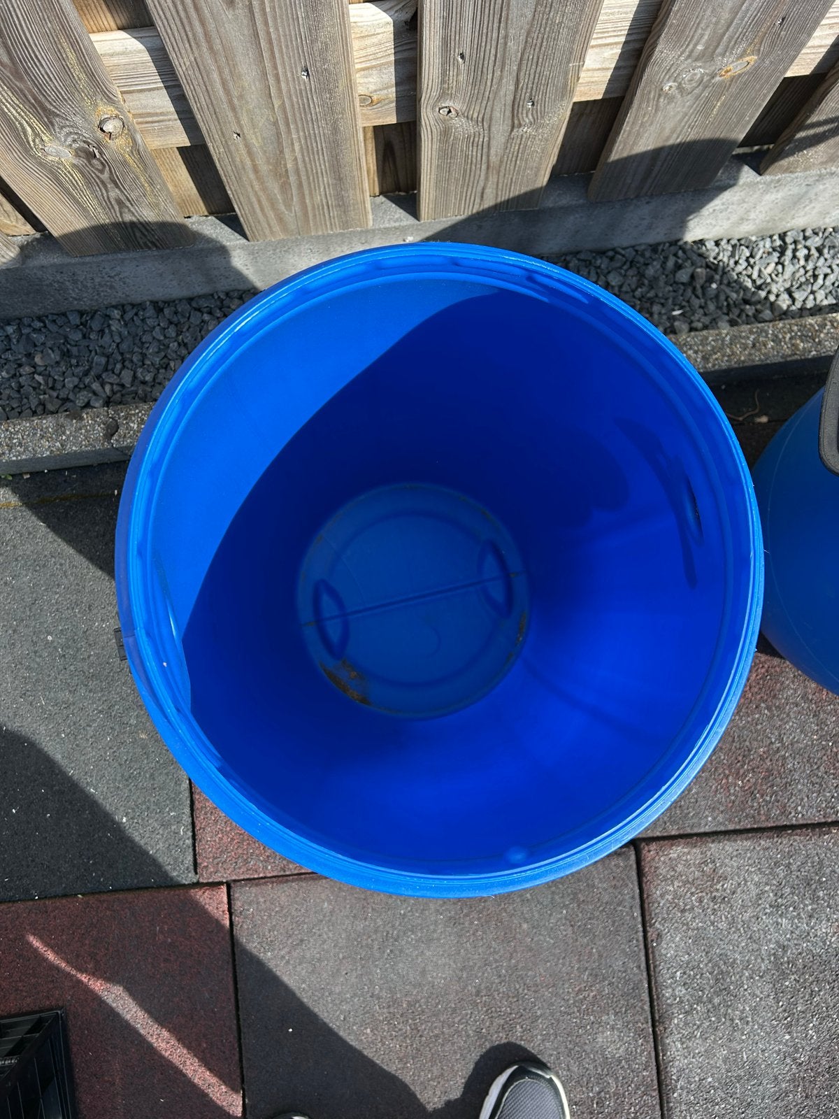 Grote blauwe tonnen met deksel en sluitring, Ophalen, Gebruikt, Kunststof, Met deksel