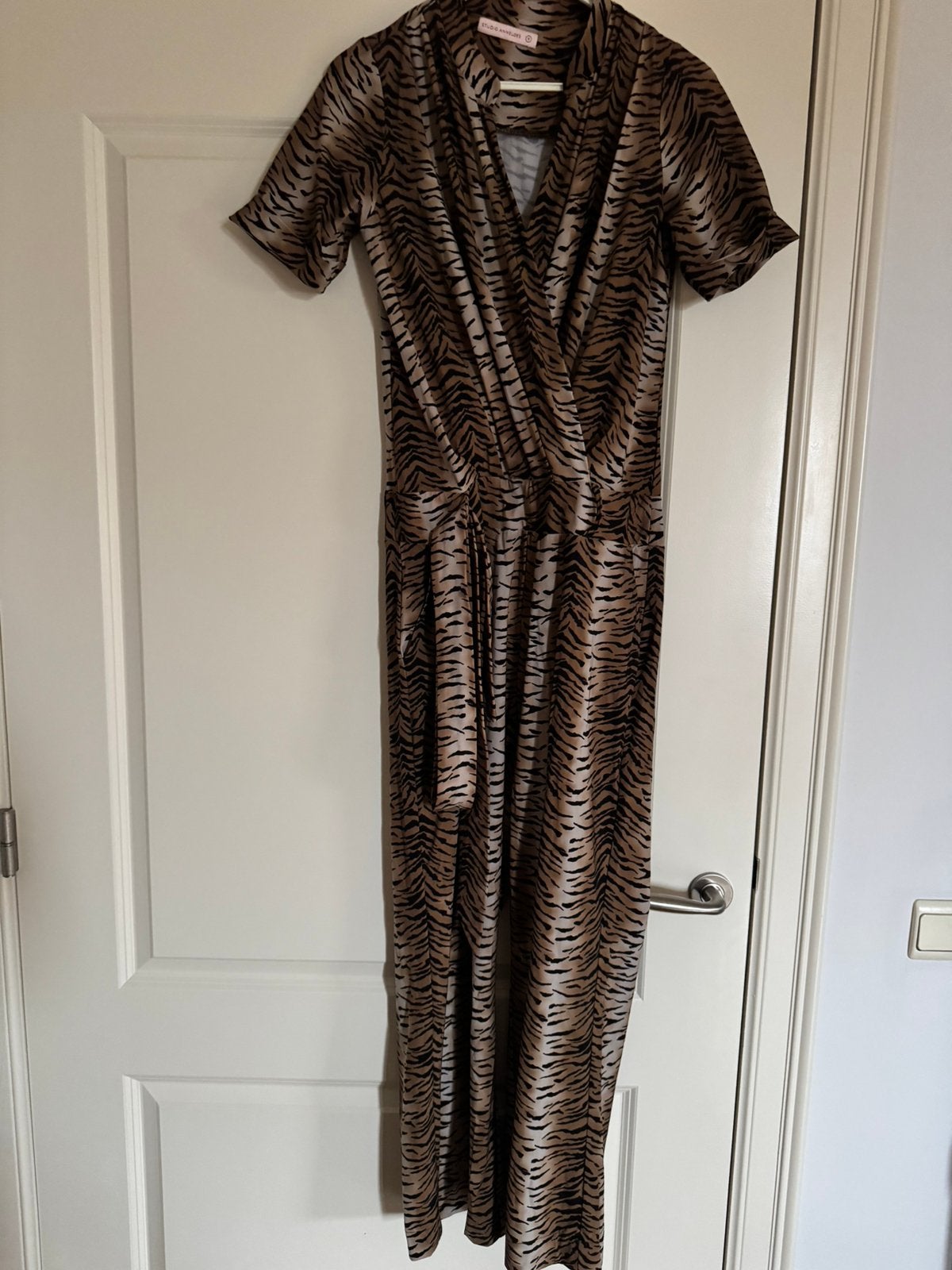 Studio Anneloes tijger print jumpsuit maat M, Verzenden, Zo goed als nieuw, Maat 38/40 (M), Bruin