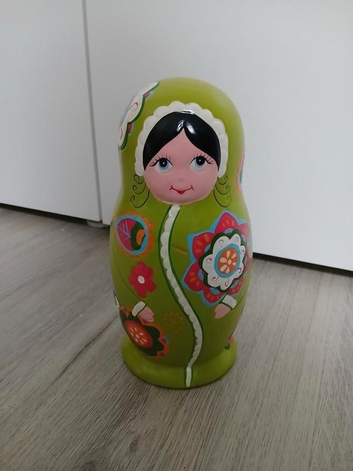 Matroesjka pop spaarpot groen met bloemen, Verzamelen, Spaarpotten, Ophalen of Verzenden, Gebruikt, Steen, Aardewerk of Keramiek