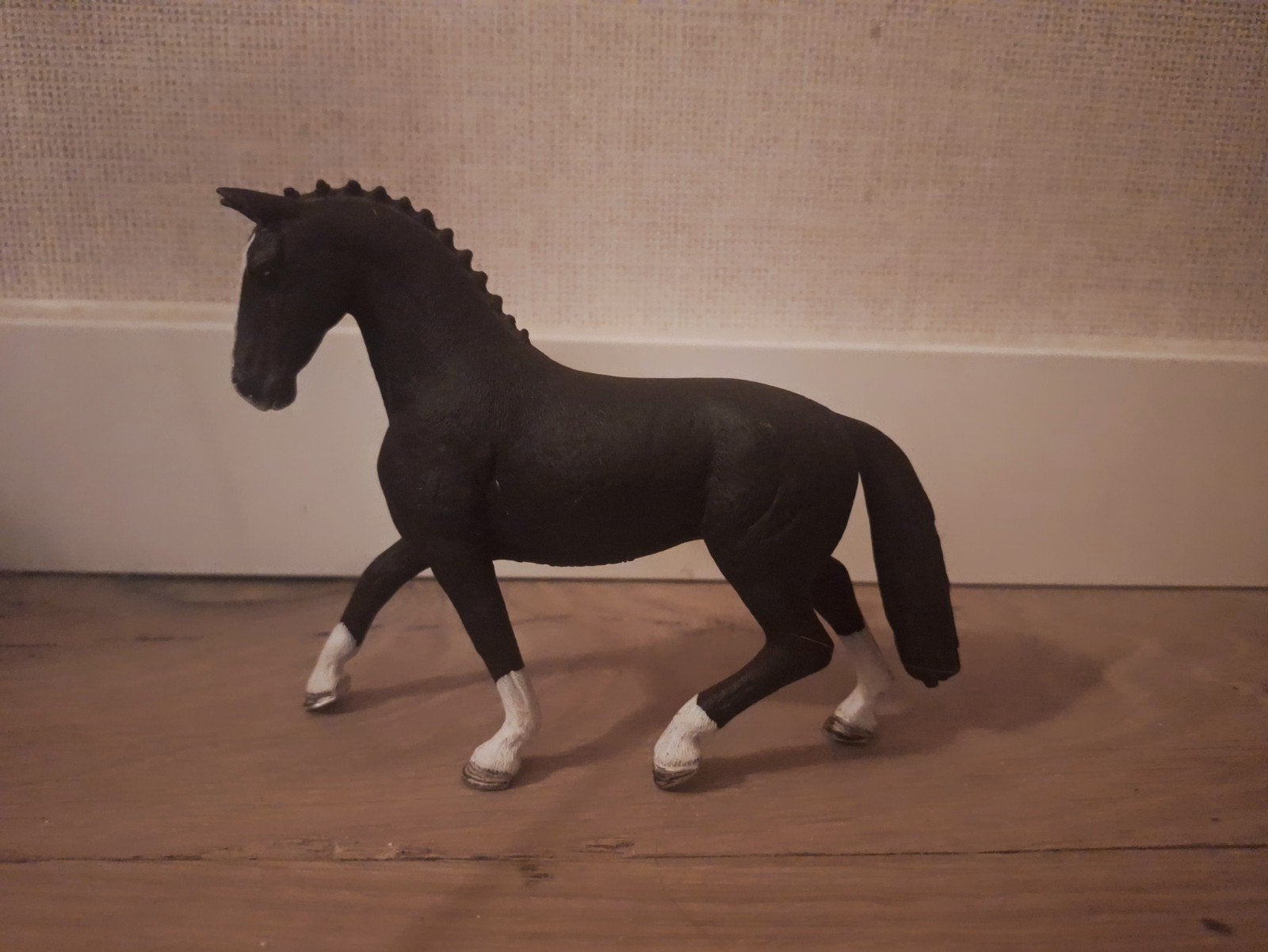 Schleich paard zwart met witte benen, Ophalen of Verzenden, Zo goed als nieuw