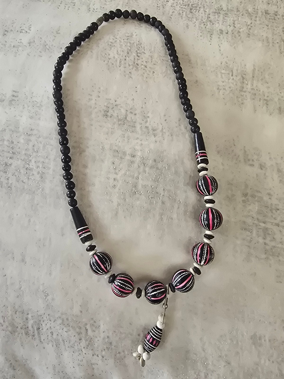 Zwarte houten kralen ketting met roze accenten DOOS D, Ophalen of Verzenden, Gebruikt, Zwart, Overige materialen