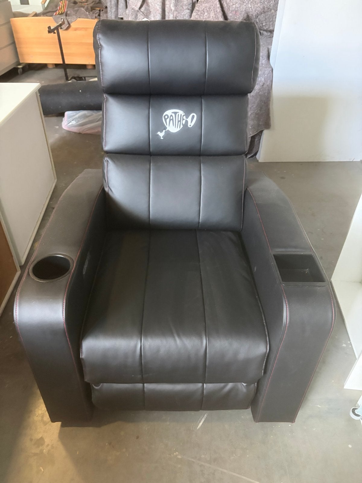 Luxe Pathé VIP bioscoopstoel met bekerhouders, Ophalen, Gebruikt, Kunststof, 75 tot 100 cm