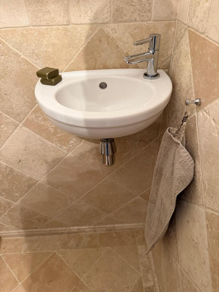 Kraan, wasbak, toilet en toiletknop, Ophalen, Kraan