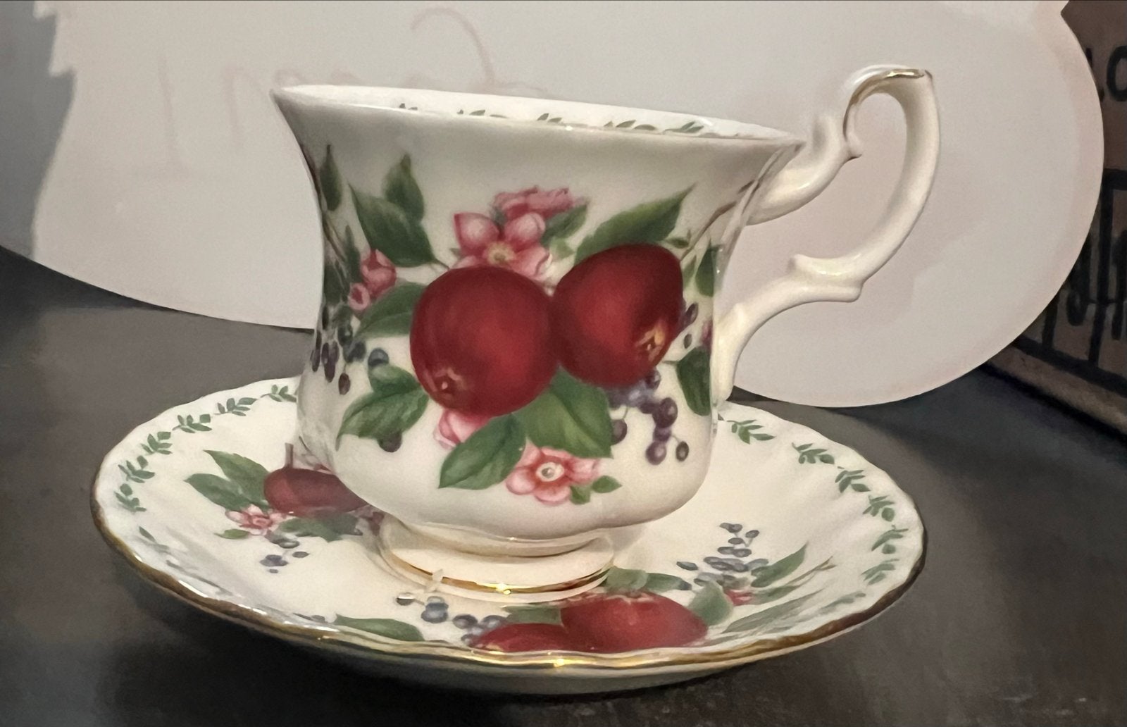 Royal Albert Fruits of the Forest 'Apples' theekop en schote, Antiek en Kunst, Ophalen of Verzenden