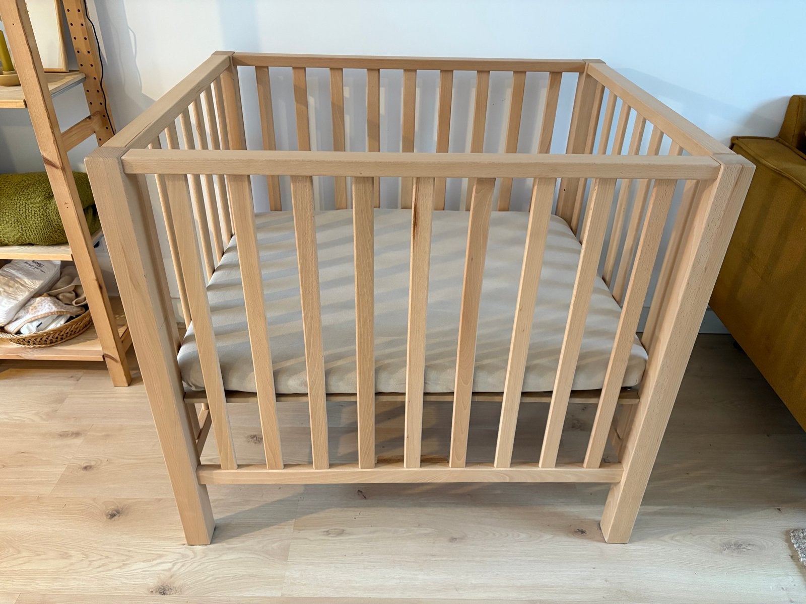 Baby box licht hout met luxe matras, Ophalen, Zo goed als nieuw, Rechthoekig, In hoogte verstelbaar