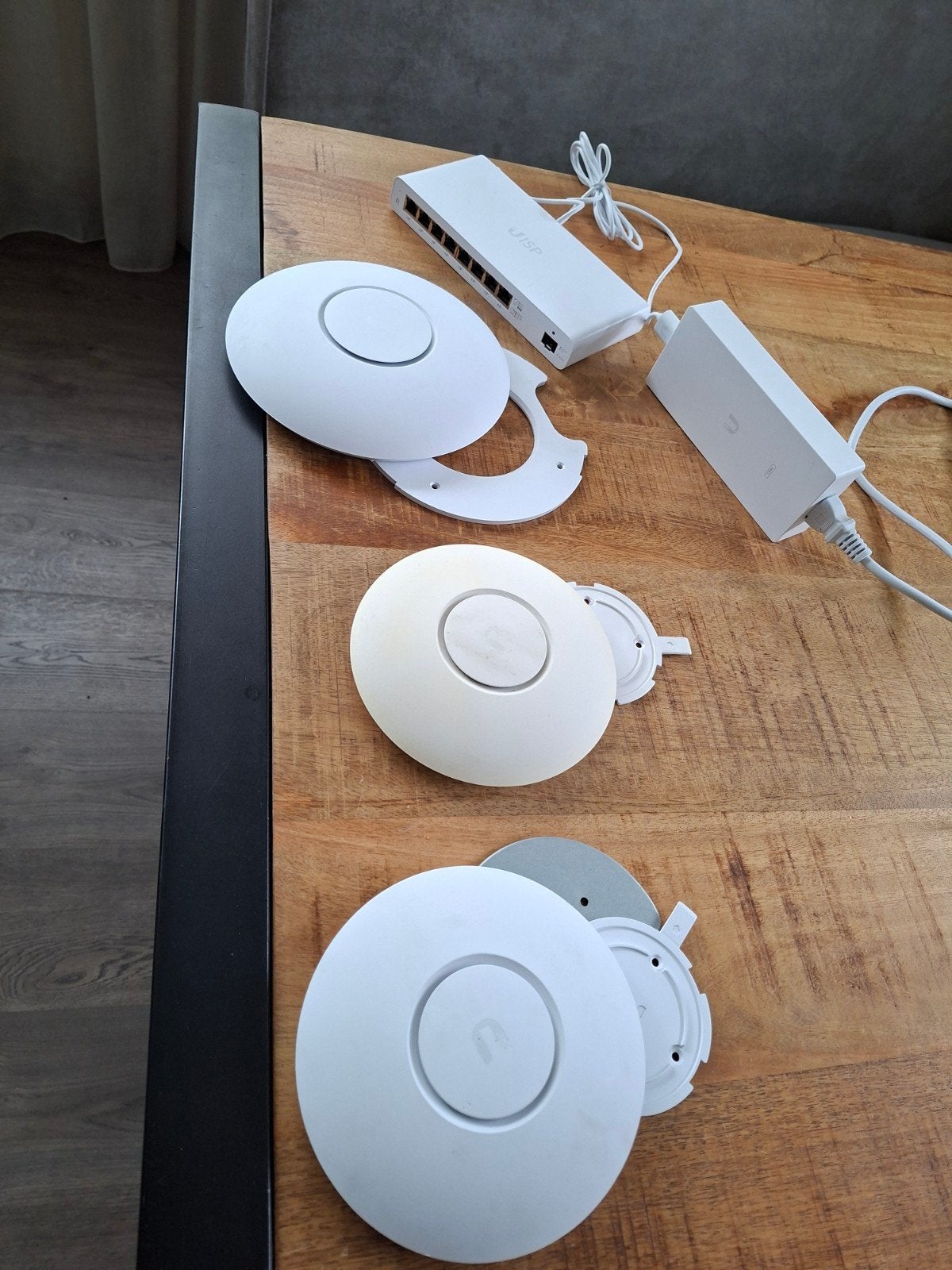 Ubiquity Unfi complete WIFI Setup. Internet router en 3 x Ap, Ophalen of Verzenden, Zo goed als nieuw, Router met modem, Ubiquity unifi