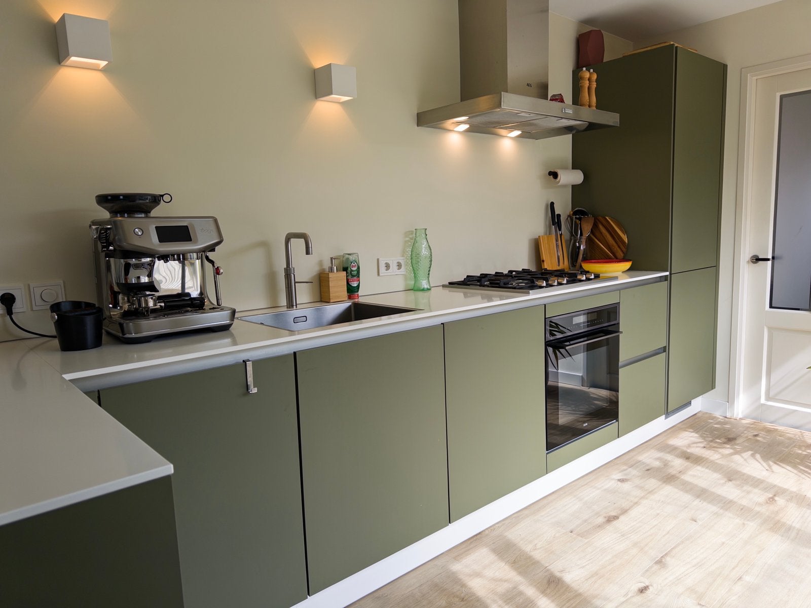 Moderne mat groene keuken met composiet blad - 2021, Ophalen, Hoekkeuken, Zo goed als nieuw, Greeploos