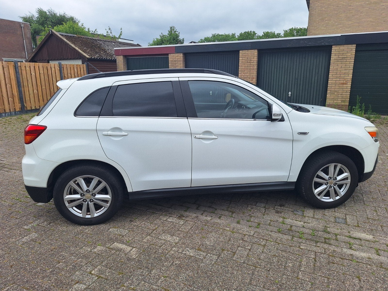 Mitsubishi ASX 1.6 86KW 2010 Wit, Auto's, Mitsubishi, Voorwielaandrijving, Stof, Zwart, 4 cilinders