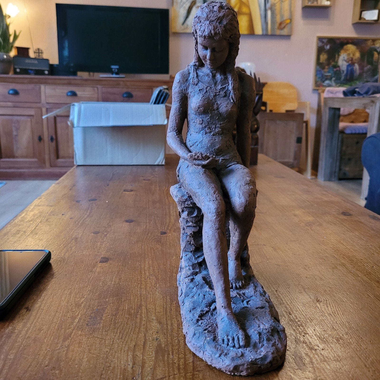 Uniek terracotta beeld van zittende vrouw, Antiek en Kunst, Ophalen, Handgemaakt, 20 - 50 cm, Steen of Keramiek