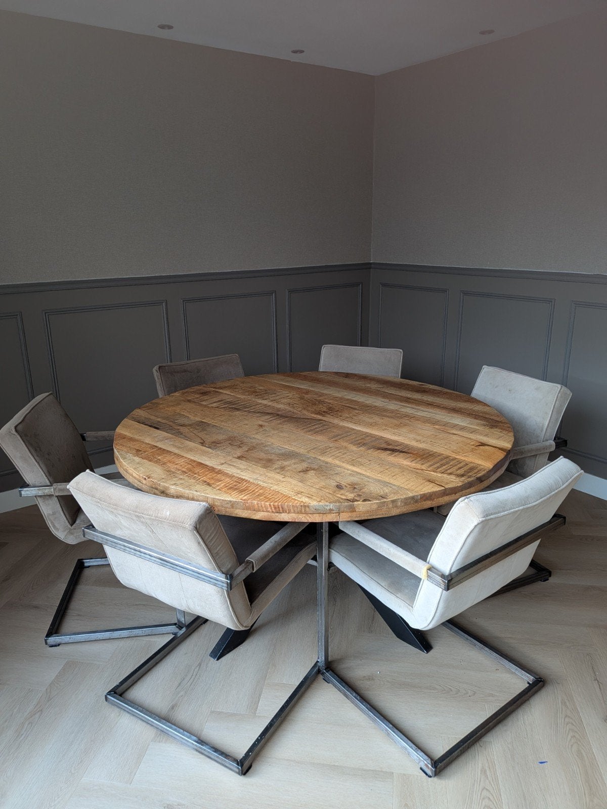 Mangohouten eetkamertafel met stalen onderstel, Rond, Zo goed als nieuw, Ophalen, Overige houtsoorten