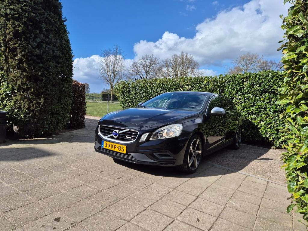 Volvo V60 T3 150pk Powershift 2013 Zwart, 1596 cc, Zwart, Leder en Stof, 1600 kg