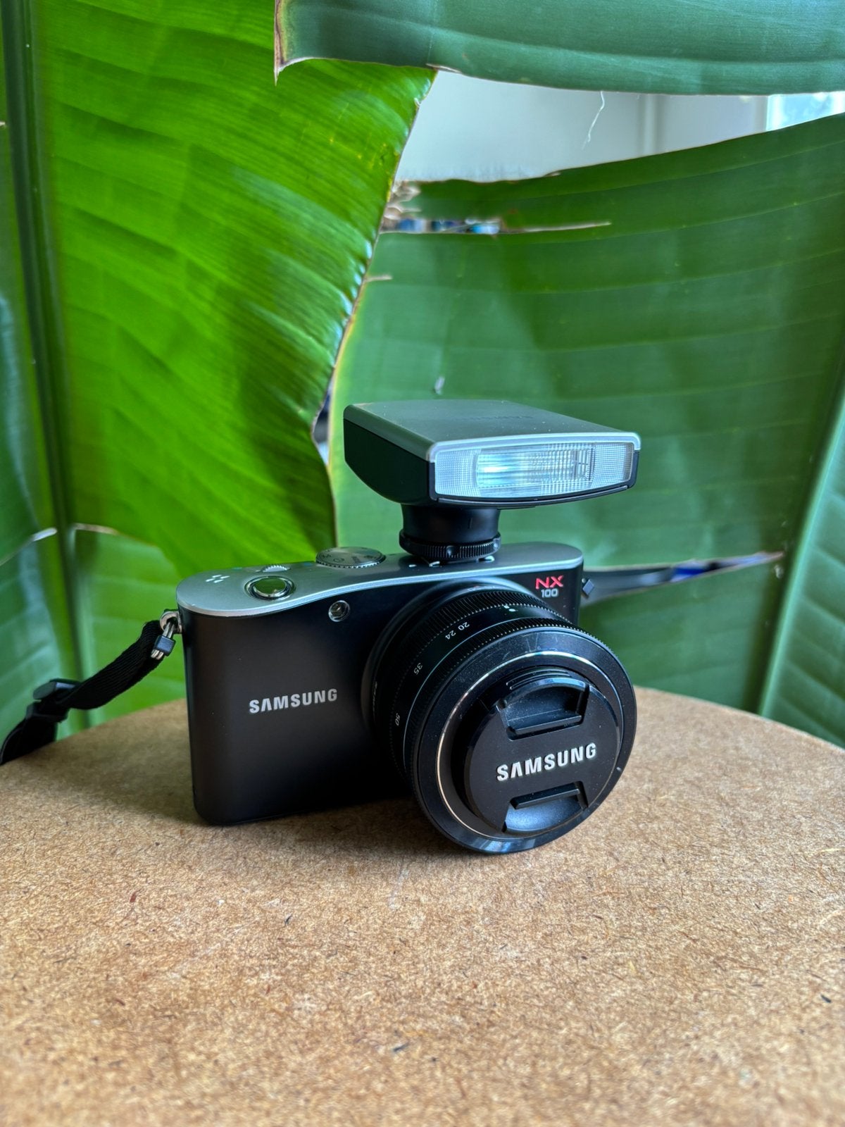 Samsung NX100 Digital Camera + 20-50mm Lens + Flash, 14 megapixels, Gebruikt, Ophalen of Verzenden, Systeemcamera