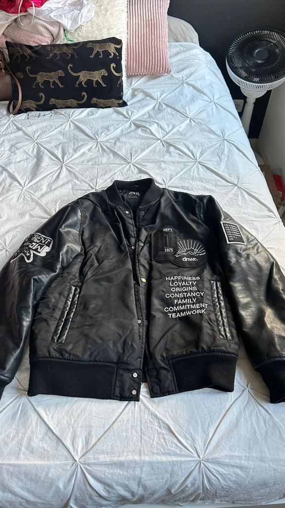 Zara Bomberjack met Patches - Maat S, Kleding | Dames, Jassen | Zomer, Gedragen, Maat 36 (S), Zwart, Ophalen of Verzenden