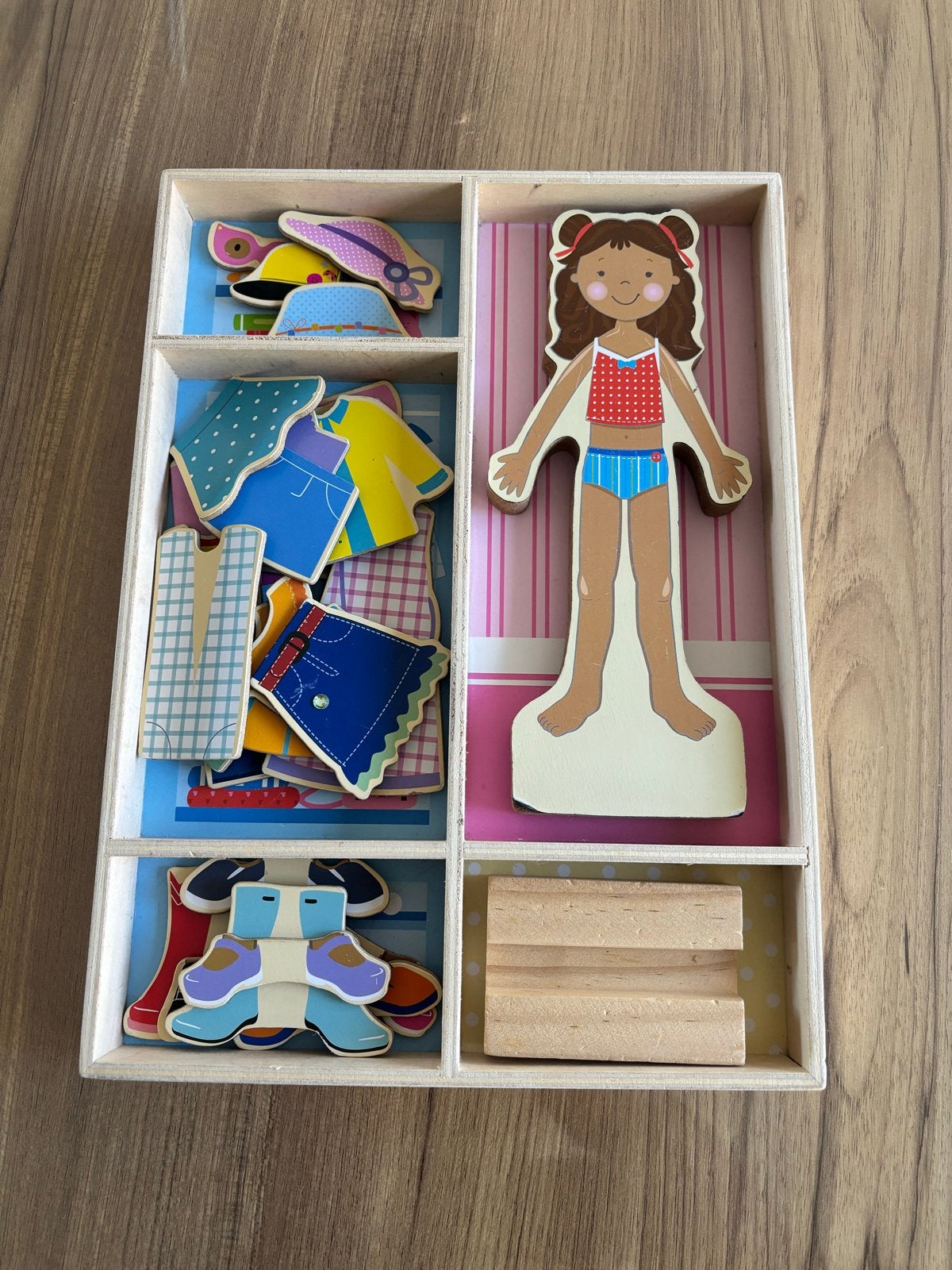 Houten aankleedpop met kleding en accessoires, Ophalen of Verzenden, Gebruikt, Meisje