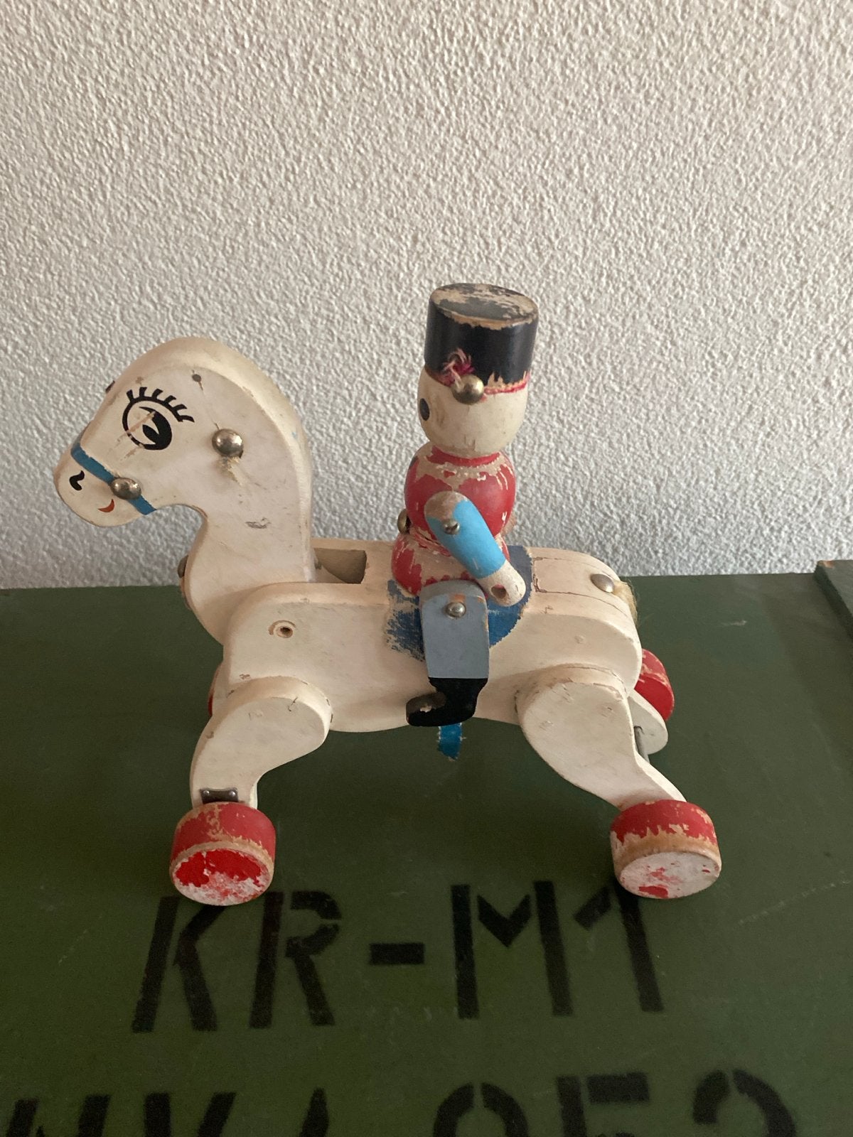 Vintage houten speelgoed paard met soldaat, Ophalen