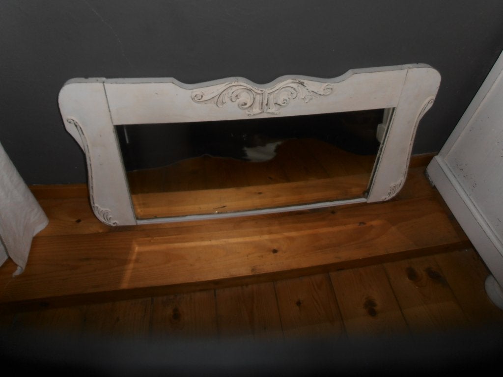 brocant mat witte oude spiegel met houtsnijwerk, Minder dan 50 cm, Gebruikt, Ophalen of Verzenden, Minder dan 100 cm