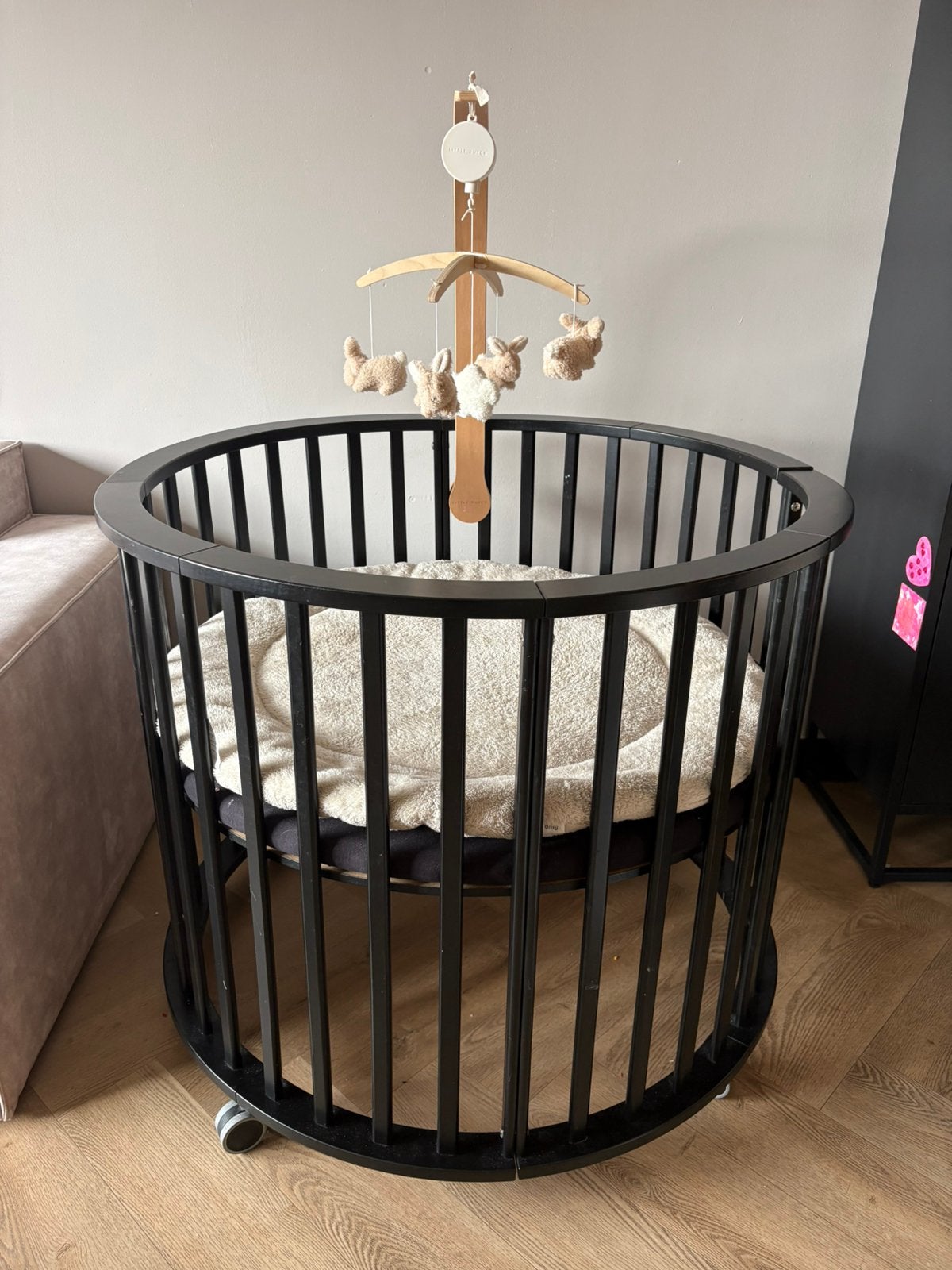 Zwarte ronde box met bijbehorende accessoires, Ophalen, Zo goed als nieuw, Rond, In hoogte verstelbaar
