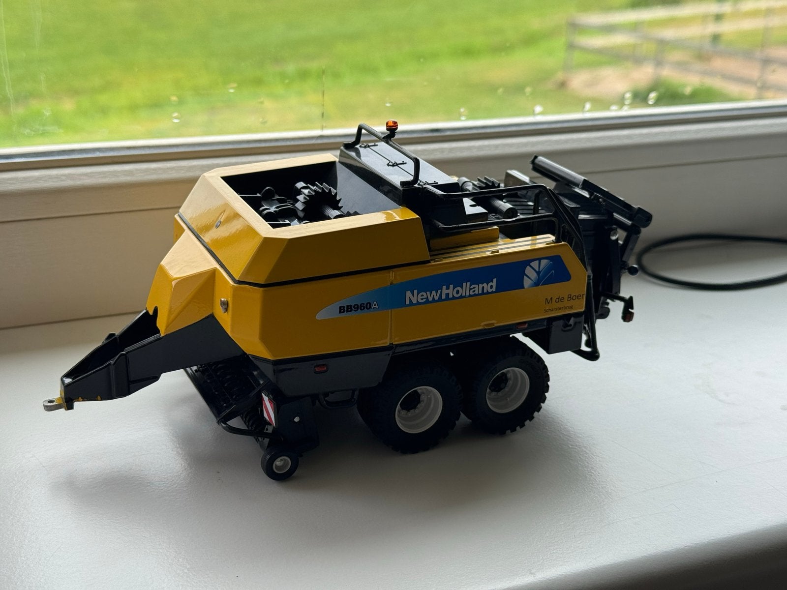 Verbouwde New Holland balenpers 1:32 - Zonder tractor, Ophalen of Verzenden, Gebruikt, Overige typen, Overige merken