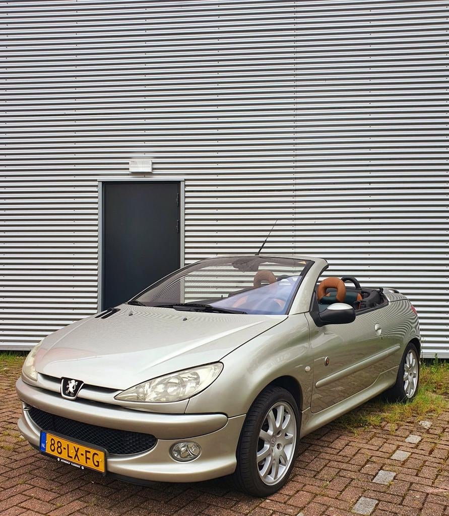Peugeot 206 CC 1.6-16V Roland Garros Export/ HANDEL, Auto's, Gebruikt, Beige, Cabriolet, 4 stoelen
