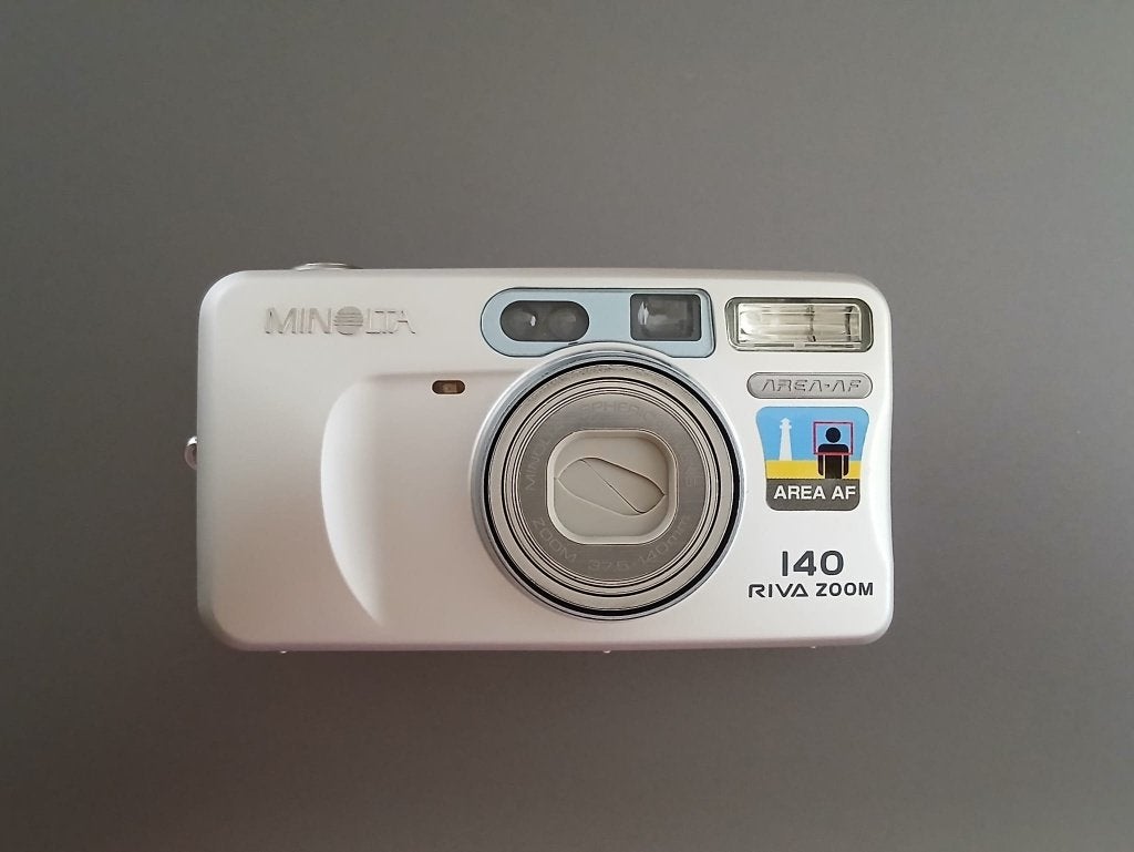 Minolta Riva Zoom 140 analoog + hoes + nieuwe batterij., Audio, Tv en Foto, Fotocamera's Analoog, Ophalen of Verzenden, Zo goed als nieuw