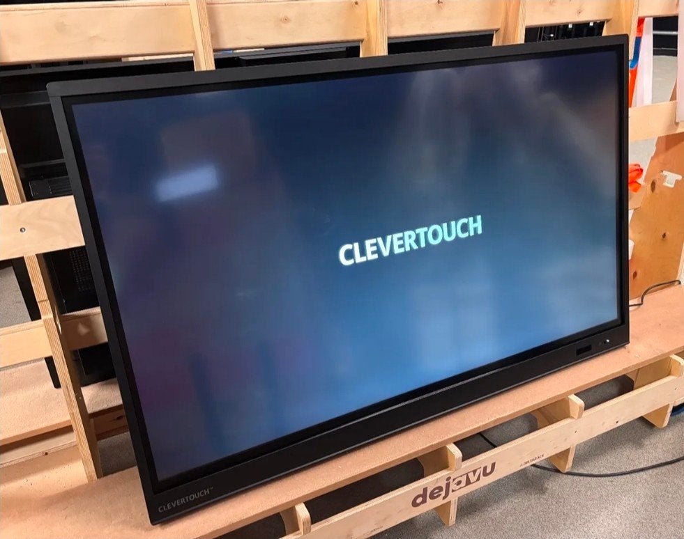 Clevertouch 65 inch Touchscreen met kabels en afstandsbedien, Overige merken, 50 Hz, Ophalen of Verzenden, Zo goed als nieuw