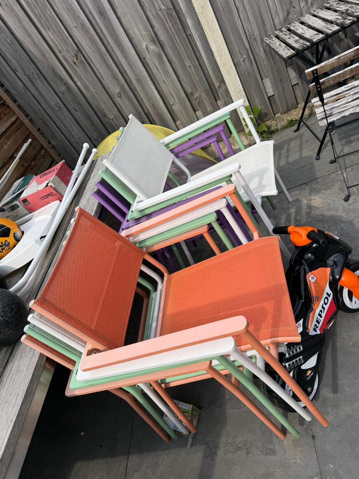 Set van 8 kleurrijke tuinstoelen, stapelbaar, Ophalen of Verzenden, Gebruikt, Metaal, Stapelbaar