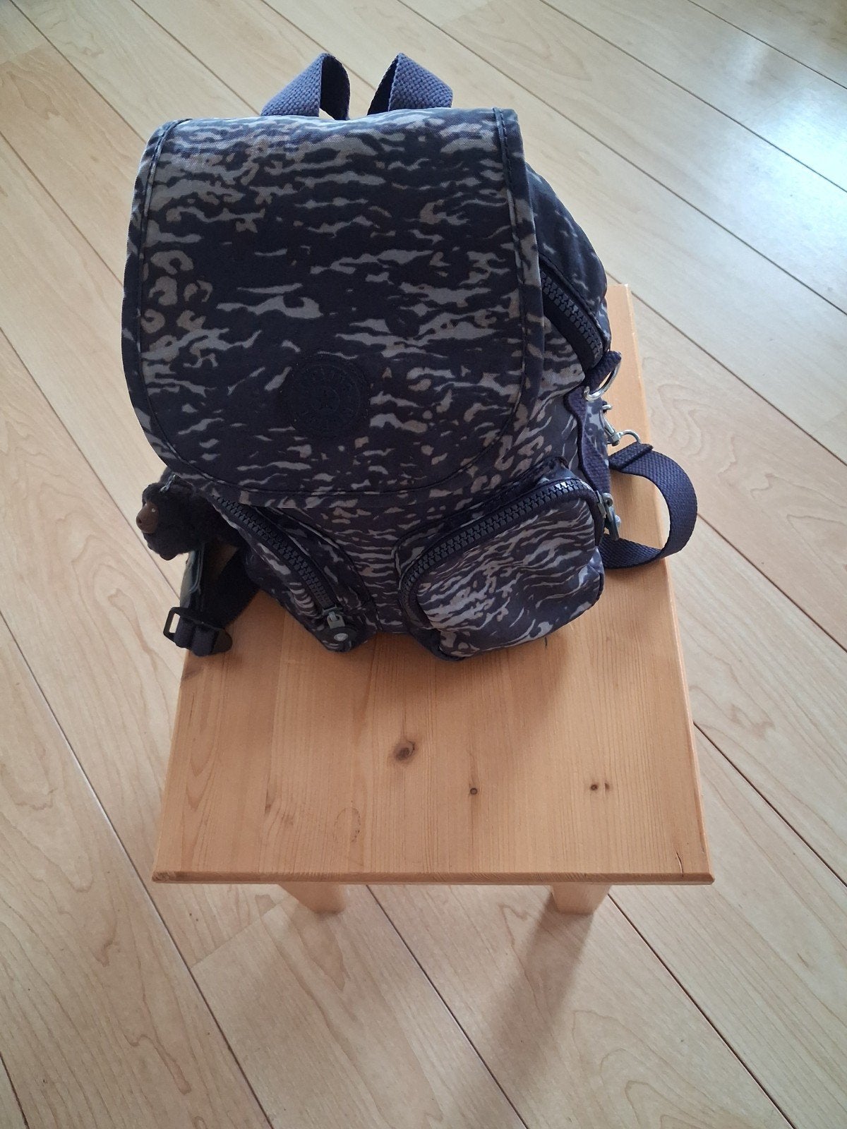 Kipling rugtas blauw/grijs met aapje en veel vakjes, Gebruikt, Ophalen of Verzenden, Minder dan 25 cm, Kipling