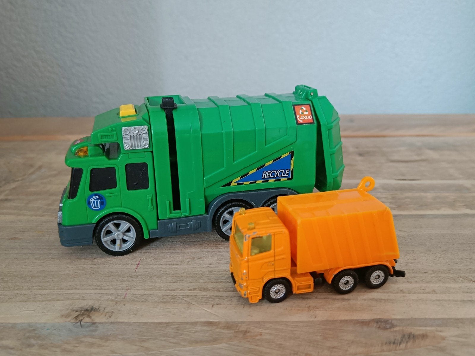 Grote en kleine vuilniswagen speelgoed samen 1,50, Ophalen of Verzenden