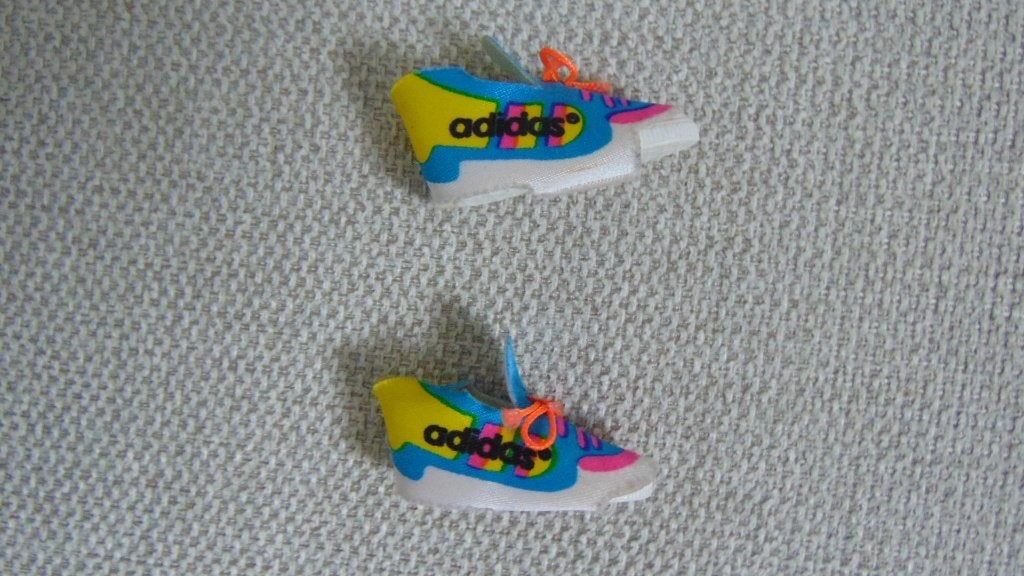 Kleine Barbie adidas sneakers All American Barbie, Verzamelen, Poppen, Ophalen of Verzenden, Gebruikt, Accessoires