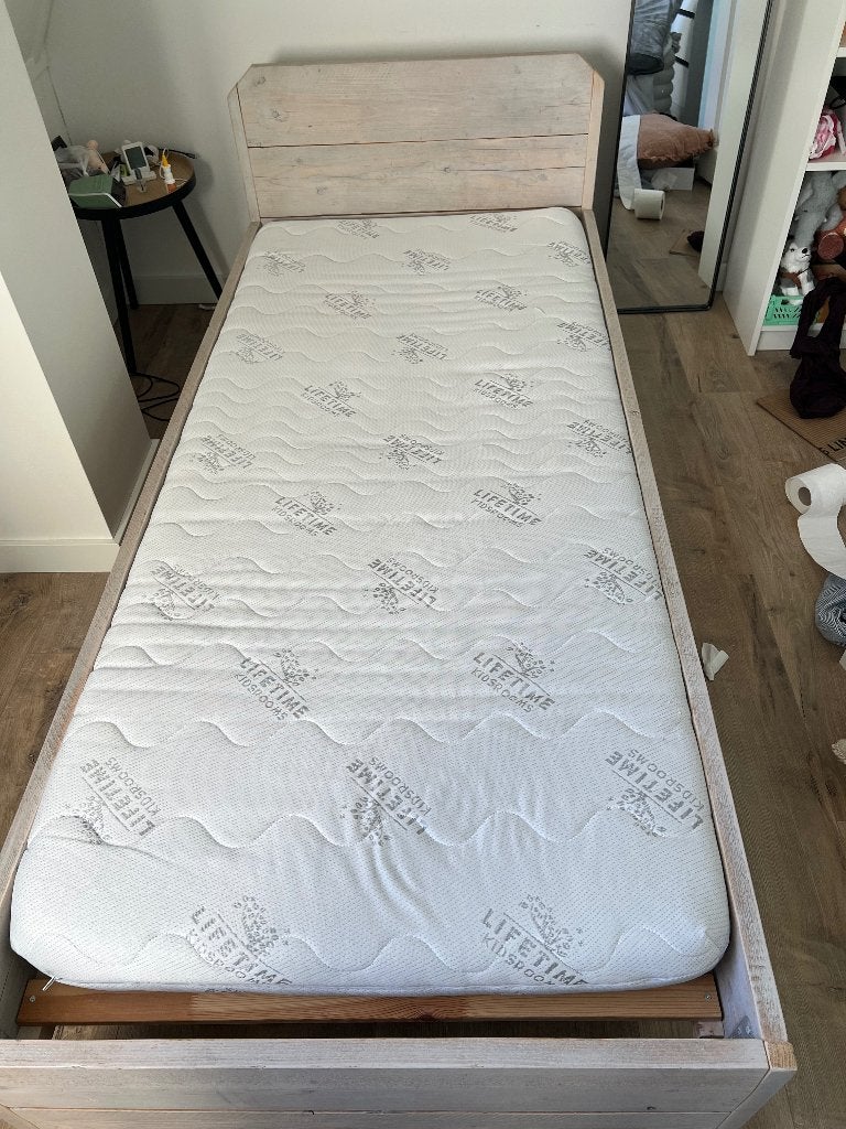 Bed stijgerhout white wash incl. kindermatras, Kinderen en Baby's, Kinderkamer | Bedden, 85 tot 100 cm, Gebruikt, 180 cm of meer