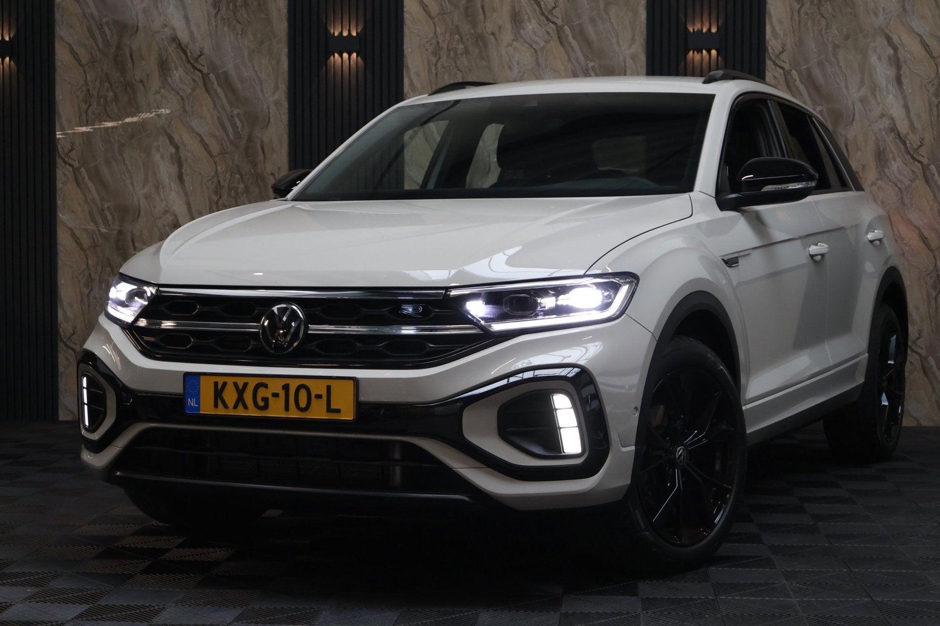 Volkswagen T-Roc 1.5 TSI 2x R-Line Black Style | Camera | IQ, Auto's, Dealer onderhouden, Zwart, 4 cilinders, 150 pk