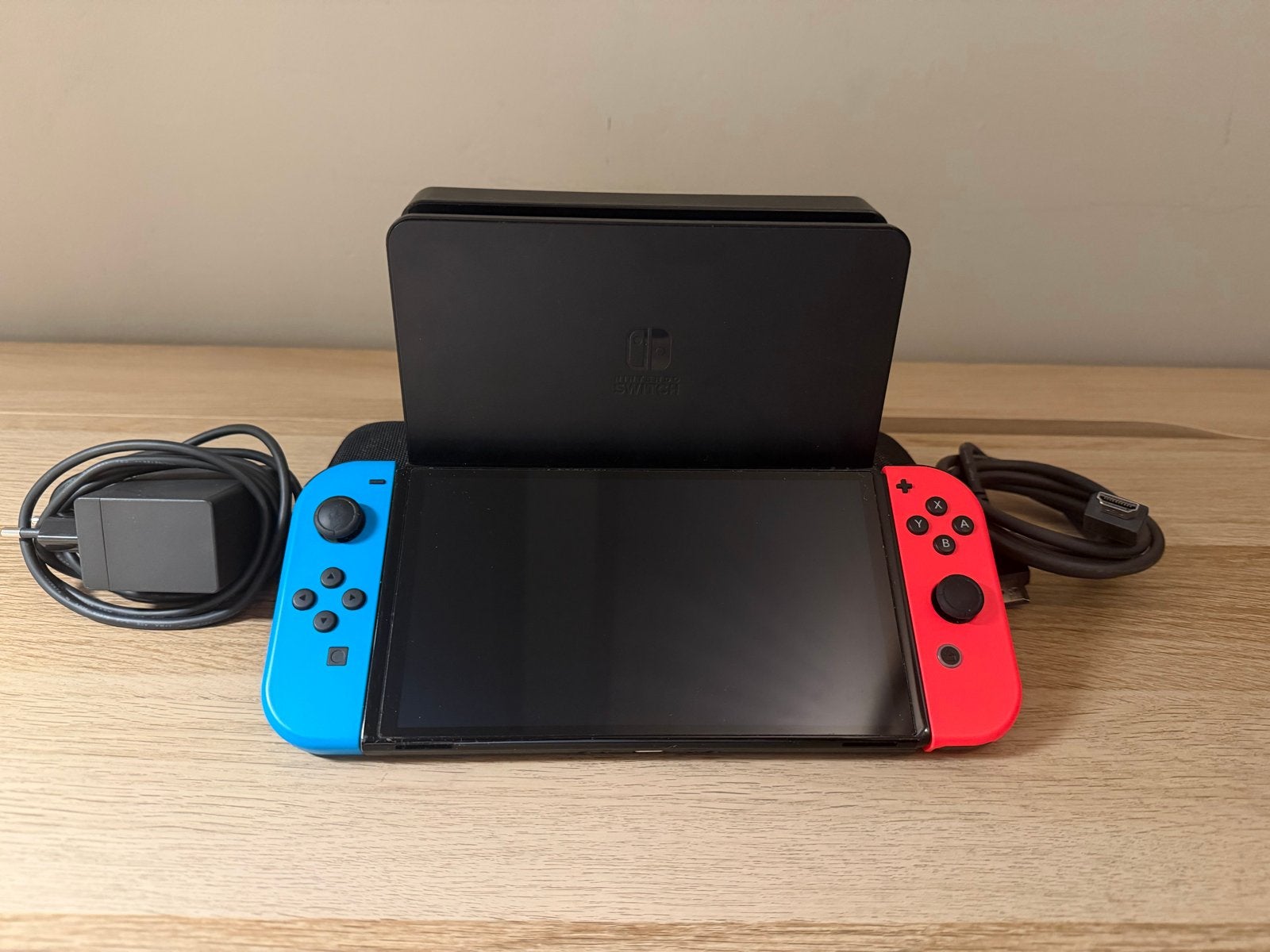 Foto 2 van Nintendo Switch Oled met accessoires