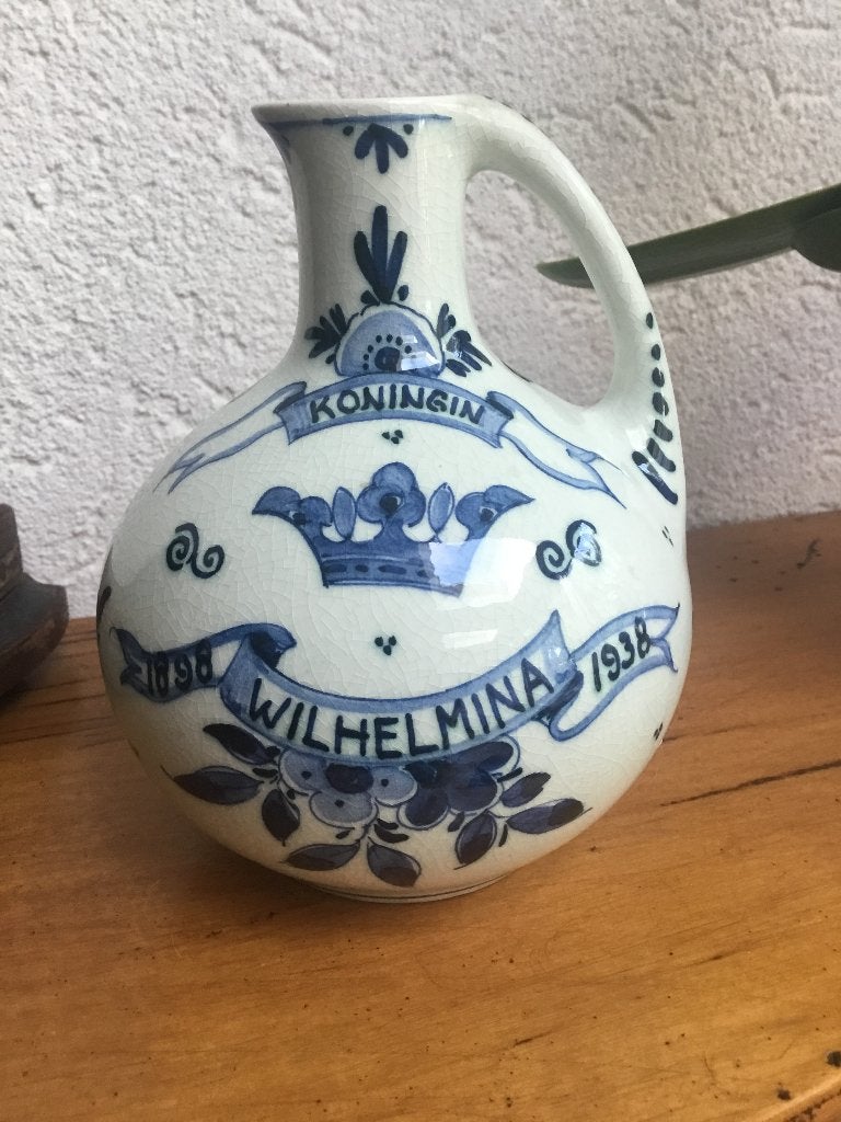 12 cm hoog Vaasje Wilhelmina 1938 , ZH plateel, Verzamelen, Koninklijk Huis en Royalty, Ophalen of Verzenden, Zo goed als nieuw