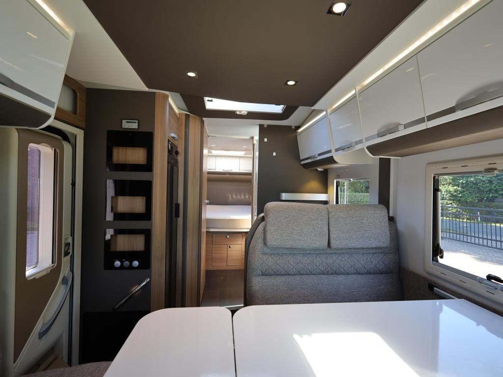 Adria Matrix New Line 670 SC | Queensbed + hefbed, Caravans en Kamperen, Niet ingevuld, Ringverwarming, Bedrijf, Afzuigkap