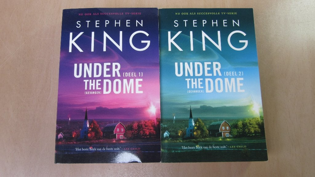 Stephen King Under The Dome (gevangen) Deel 1 Deel 2, Boeken, Gelezen, Stephen King, Ophalen of Verzenden, Nederland