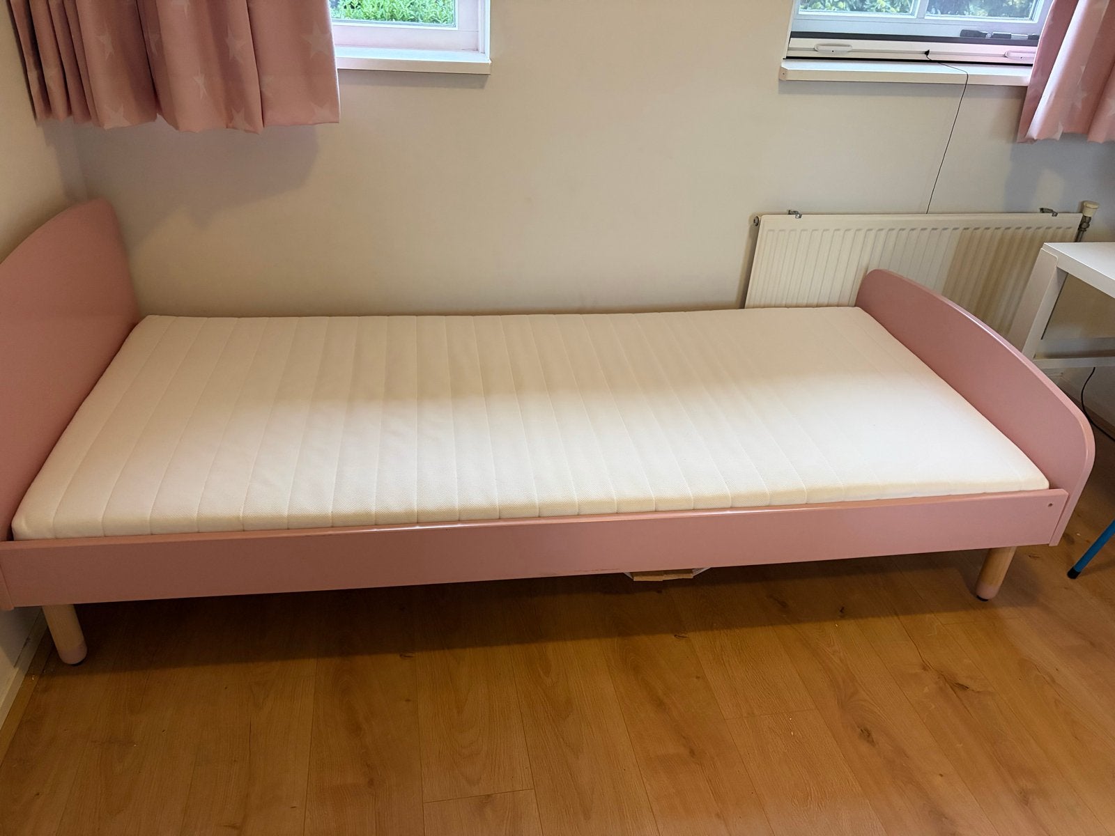 2 bedden kind eenpersoons roze met matras 90x200 uit 2018, Ophalen, Gebruikt, 90 cm, 200 cm