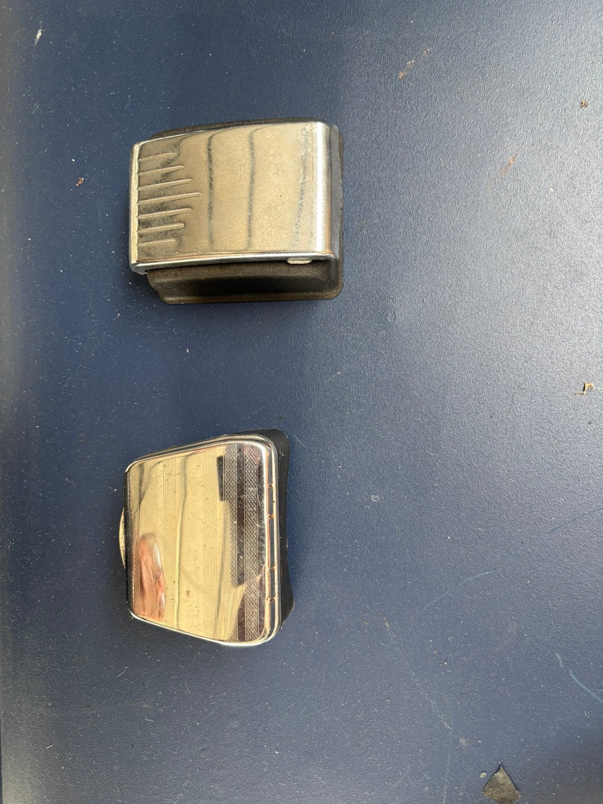 2x asbak klassieke Alfa, Fiat, Maserati, Ferrari, Lancia etc, Auto diversen, Verzenden