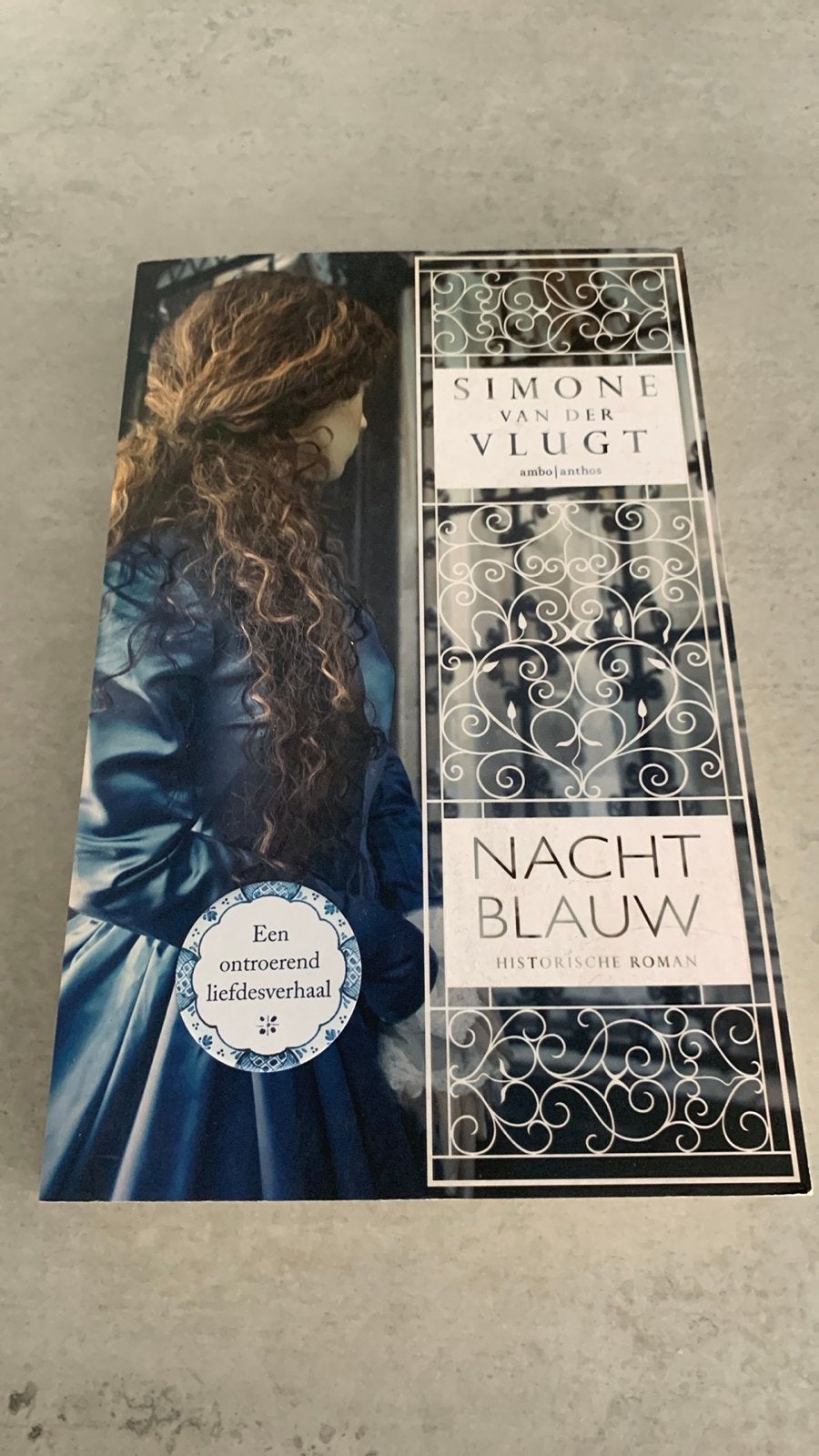 Nachtblauw - Simone van der Vlugt (Historische Roman), Boeken, Ophalen of Verzenden, Zo goed als nieuw